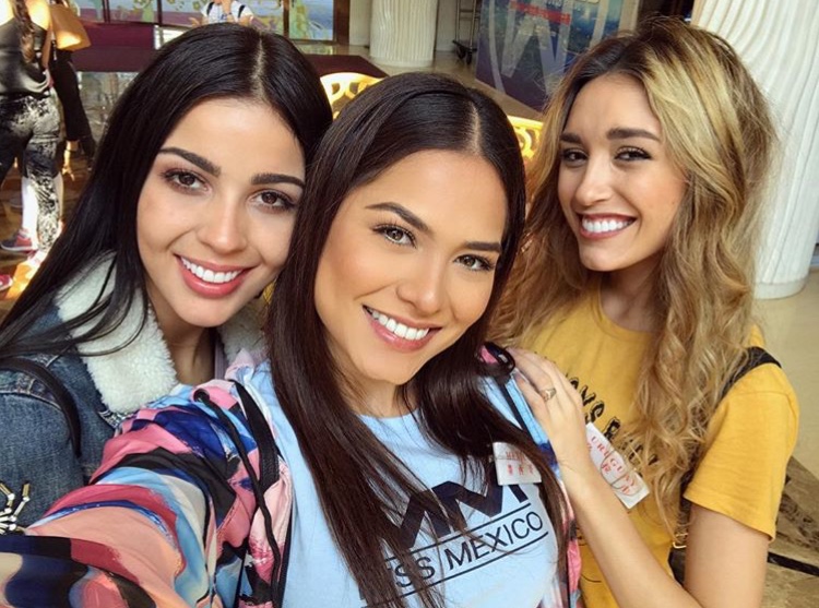 Ana Carolina Ugarte taking a selfie