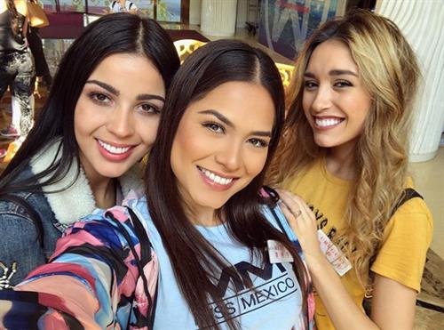 Ana Carolina Ugarte taking a selfie