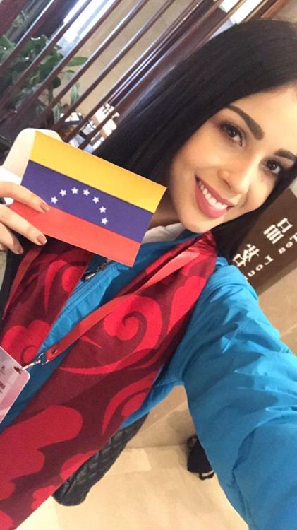 Ana Carolina Ugarte taking a selfie