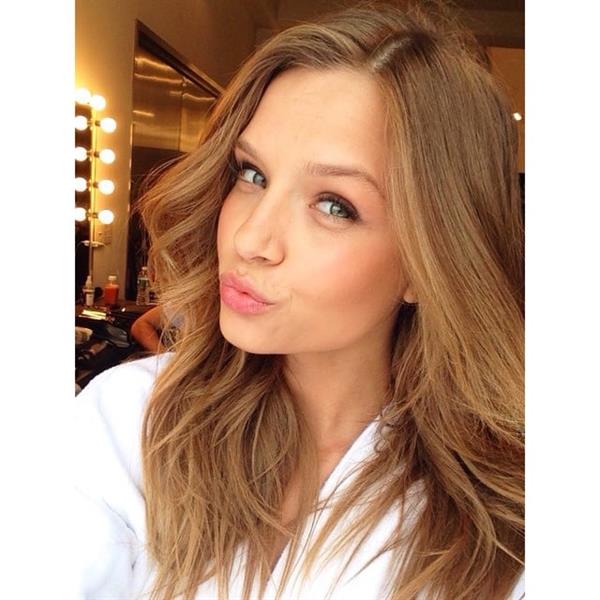 Josephine Skriver taking a selfie