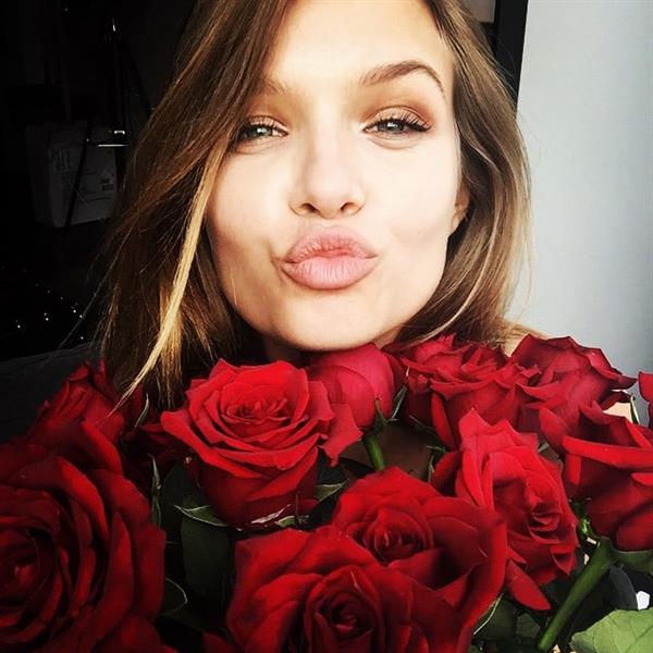 Josephine Skriver taking a selfie