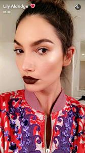 Lily Aldridge taking a selfie