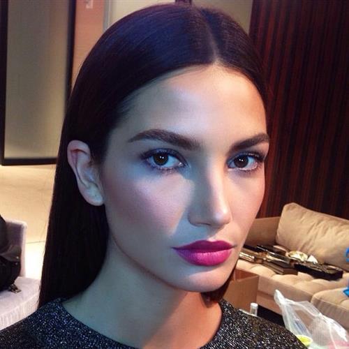 Lily Aldridge taking a selfie