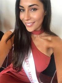 Sabrina Jovanović taking a selfie