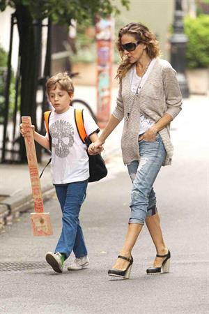 Sarah Jessica Parker Takes her children to school in New York City (May 23, 2013) 