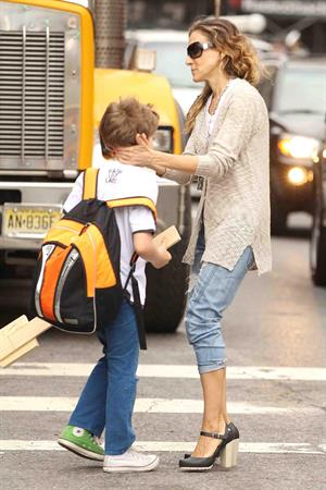 Sarah Jessica Parker Takes her children to school in New York City (May 23, 2013) 