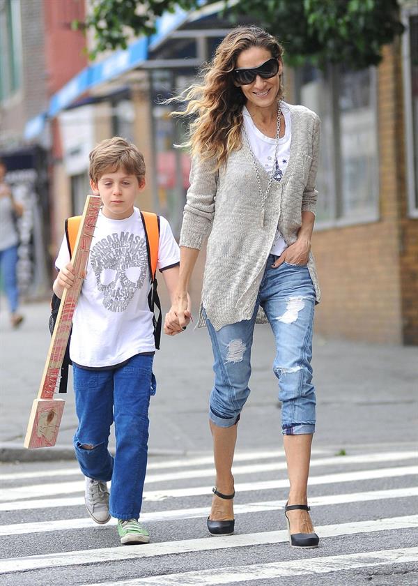 Sarah Jessica Parker Takes her children to school in New York City (May 23, 2013) 