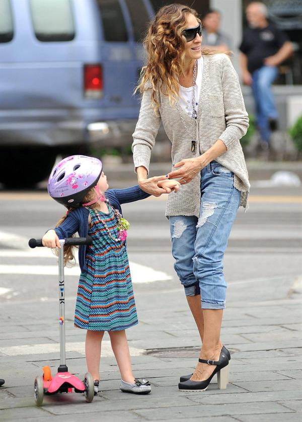 Sarah Jessica Parker Takes her children to school in New York City (May 23, 2013) 