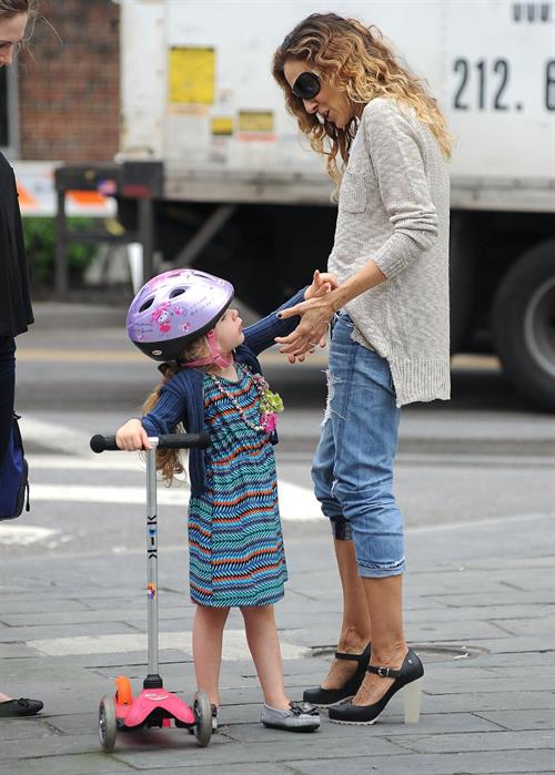 Sarah Jessica Parker Takes her children to school in New York City (May 23, 2013) 