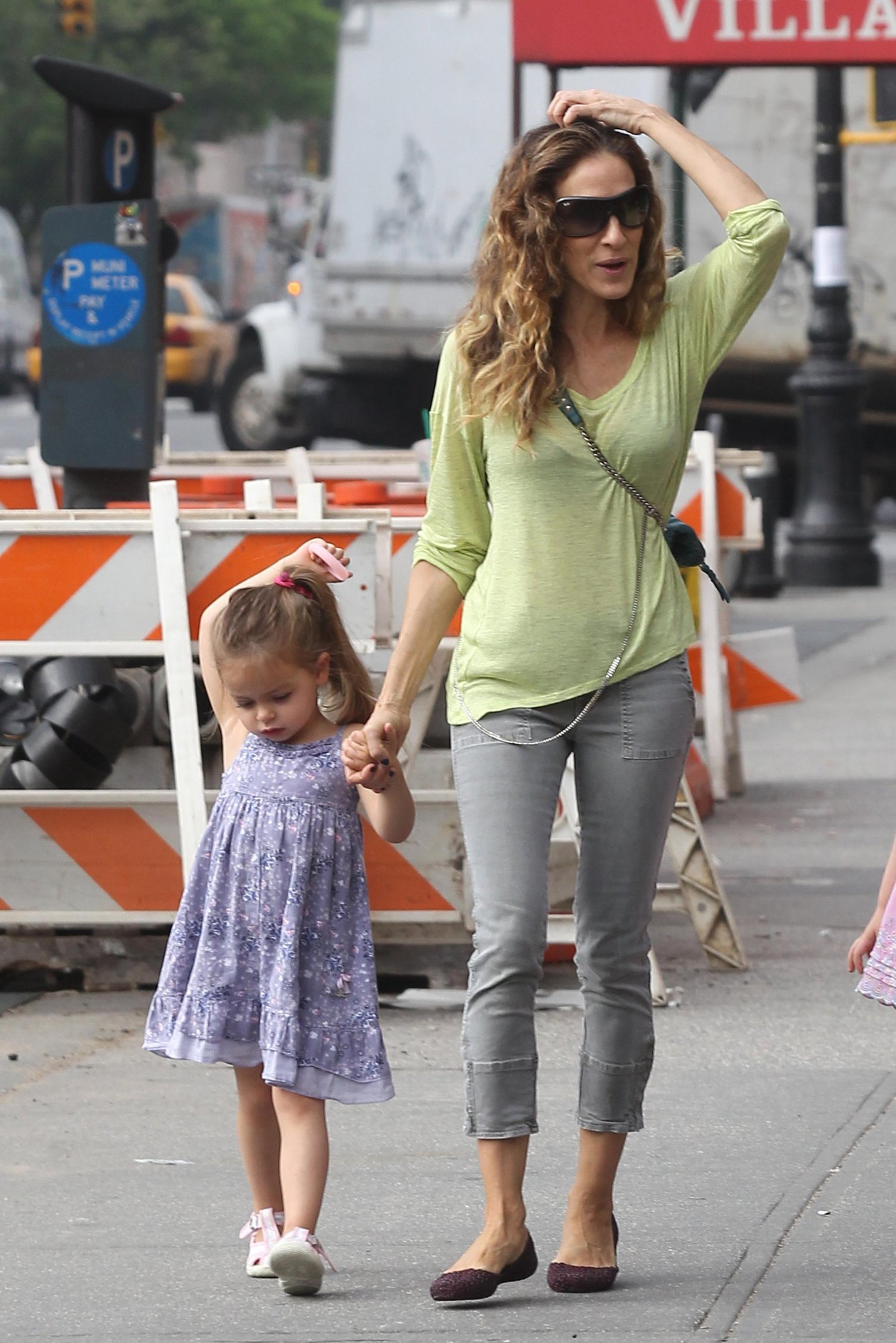 Sarah Jessica Parker Pictures Sarah Jessica Parker Takes a stroll with her twins around the West Village in New York City (May 21, 2013)