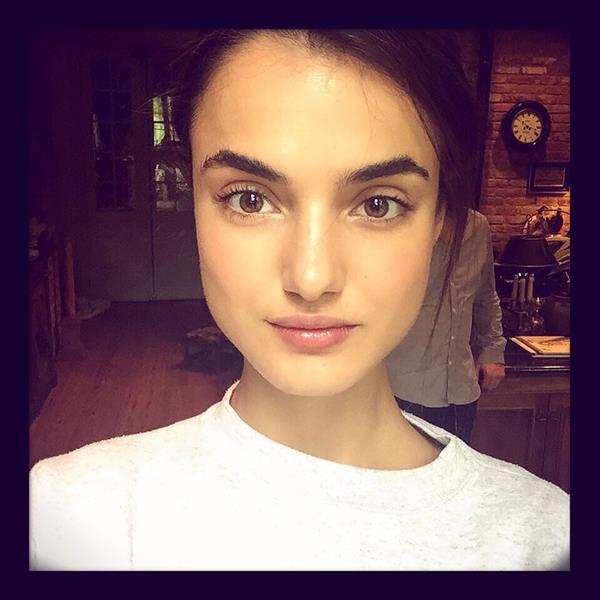 Blanca Padilla taking a selfie