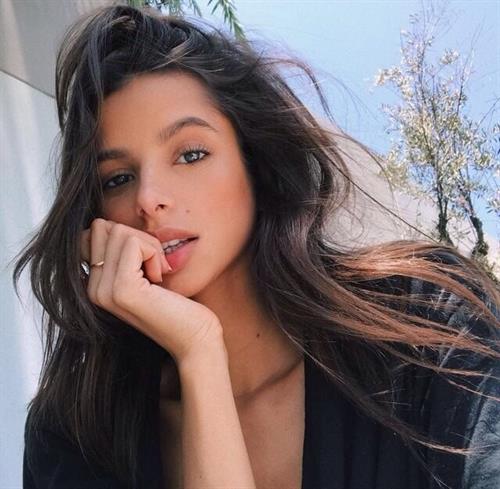 Bruna Lirio taking a selfie
