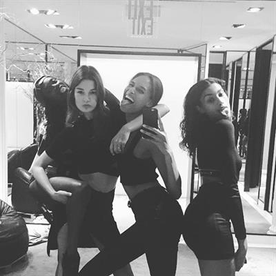 Cindy Bruna taking a selfie