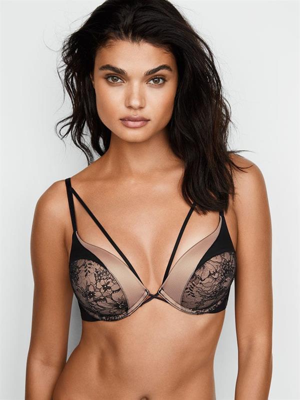 Daniela Braga in lingerie