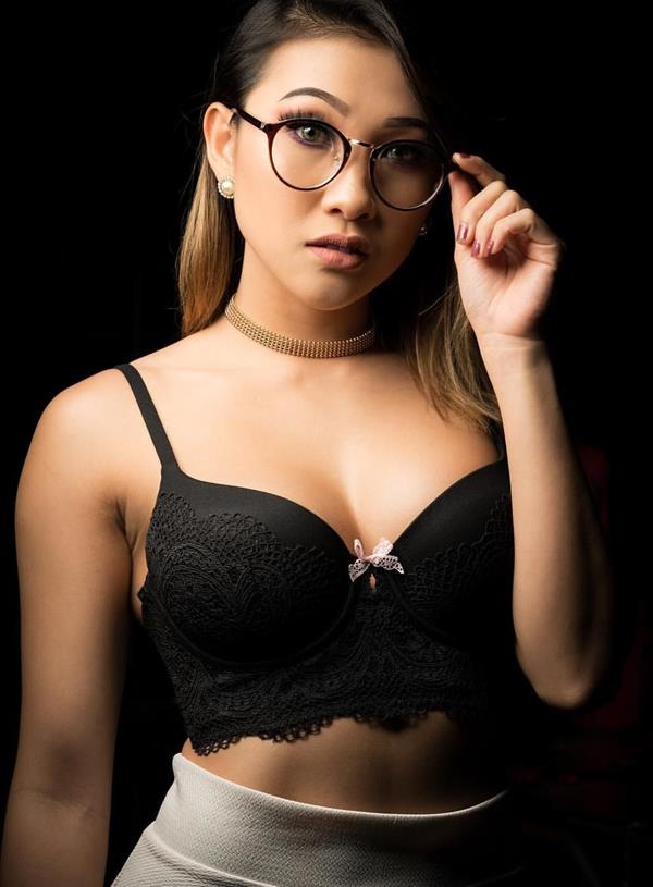 Mhaye Monti in lingerie