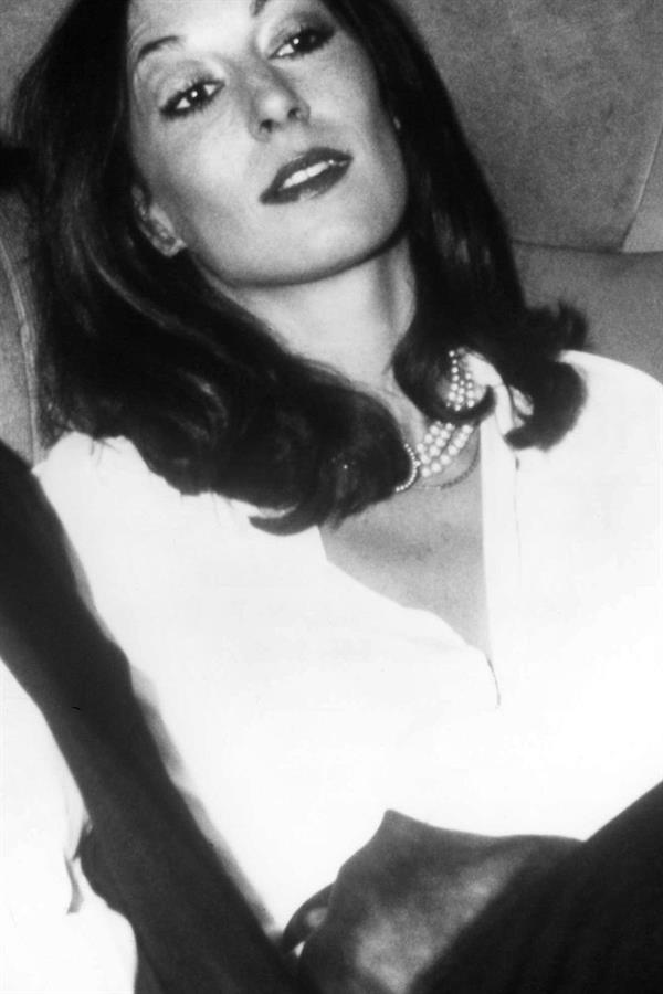 Anjelica Huston