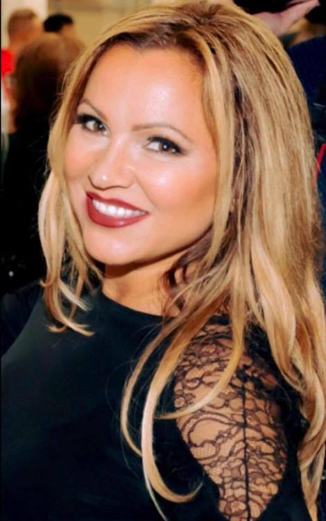 Tatjana Simić taking a selfie