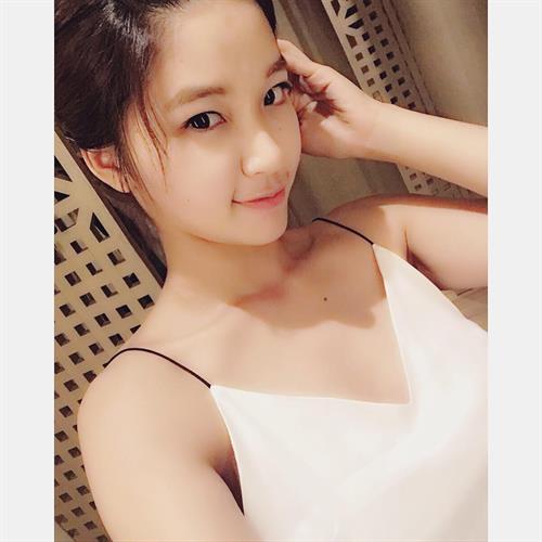 ohttomom taking a selfie