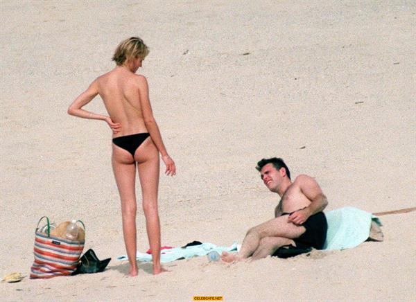 Cameron Diaz Topless @ the Beach