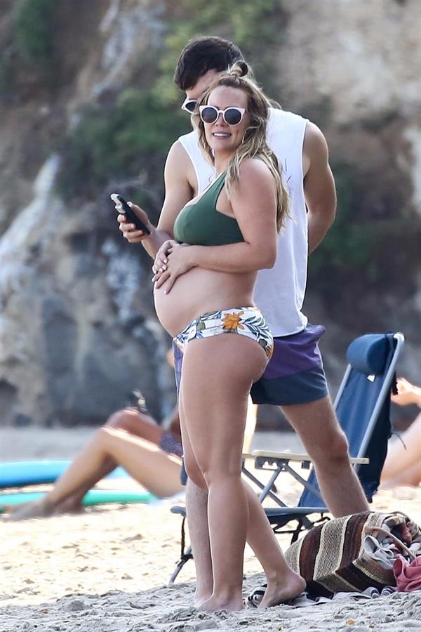 Hilary Duff pregnant in a bikini