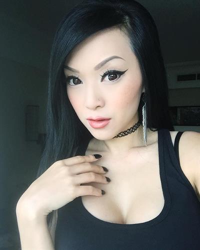 Linda Le taking a selfie