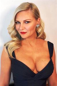 Kristne-Dunst-Big-Breasts-Emmy-Awards-Los-Angeles