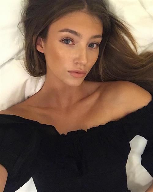 Lorena Rae taking a selfie