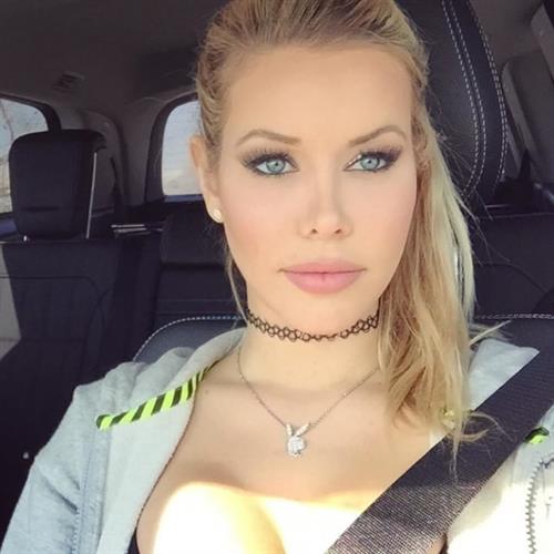 Kennedy Summers taking a selfie