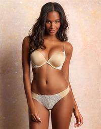 Eve Tramunt in lingerie