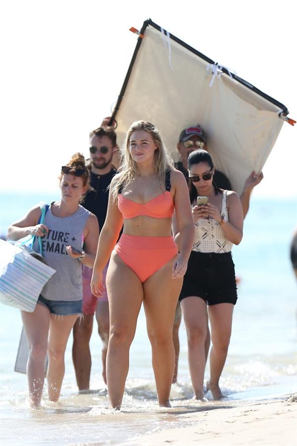 Iskra Lawrence in a swimsuit on Miami beach doing a photoshoot for Aerie on 11/26/2018