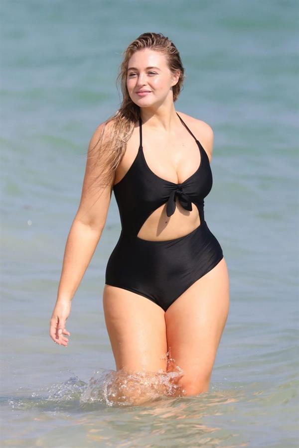 Iskra Lawrence in a swimsuit on Miami beach doing a photoshoot for Aerie on 11/26/2018