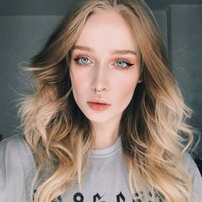 Alberta Berlin taking a selfie