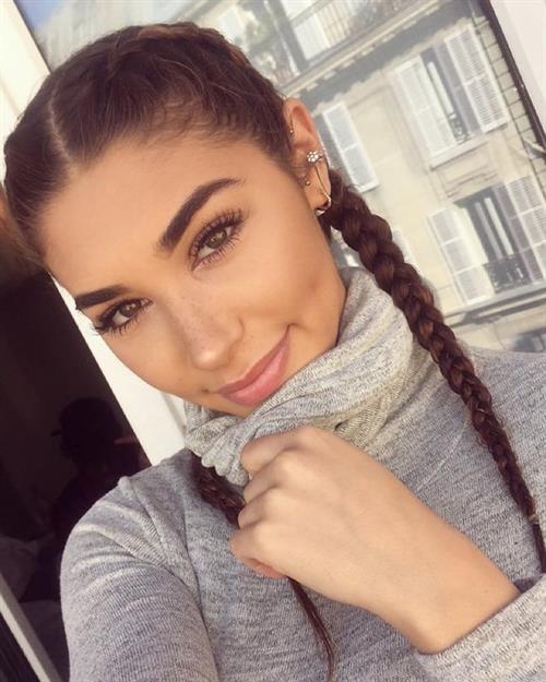 Chantel Jeffries taking a selfie