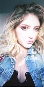 Willow Shields taking a selfie