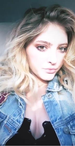 Willow Shields taking a selfie