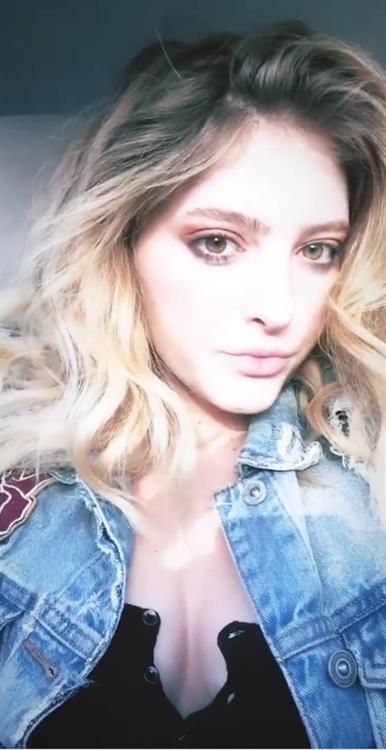 Willow Shields taking a selfie