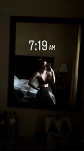 Willow Shields taking a selfie