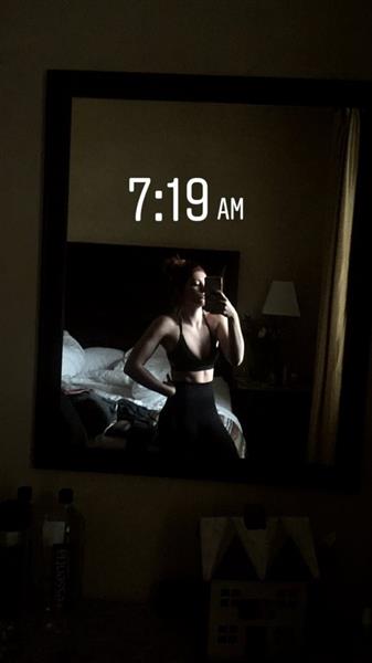 Willow Shields taking a selfie