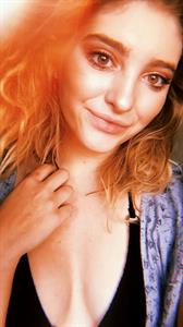 Willow Shields taking a selfie