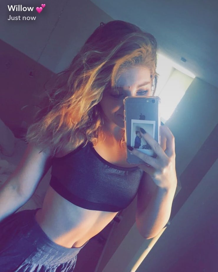 Willow Shields taking a selfie