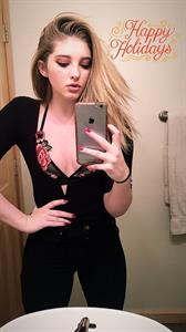 Willow Shields taking a selfie