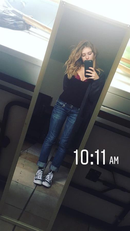 Willow Shields taking a selfie