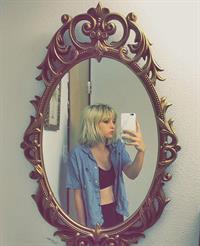 Willow Shields taking a selfie