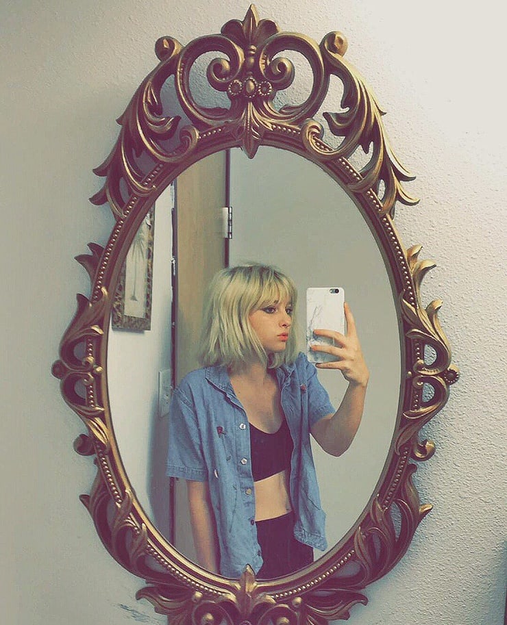 Willow Shields taking a selfie