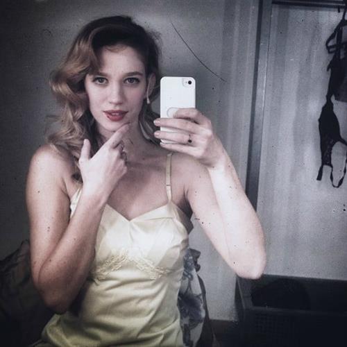 Yael Grobglas taking a selfie
