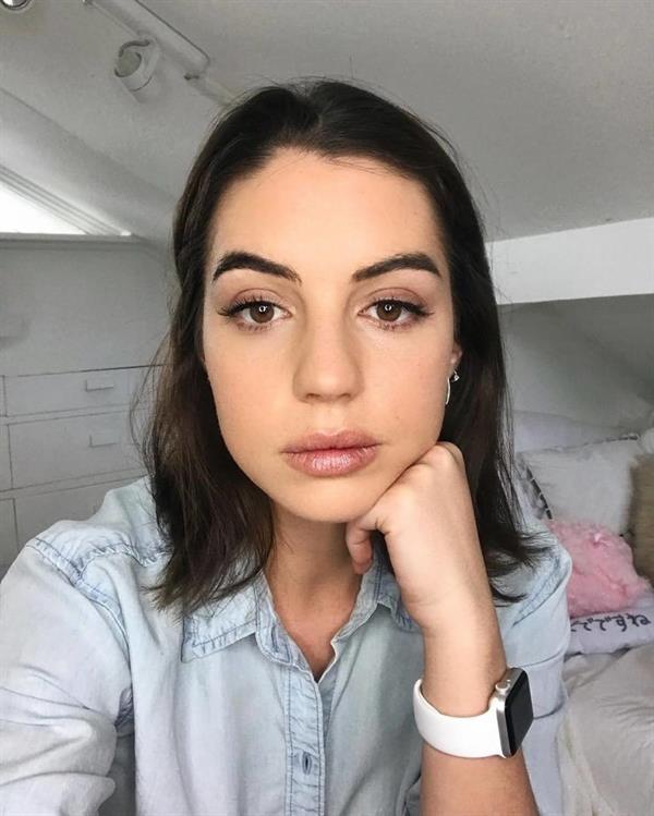 Adelaide Kane taking a selfie