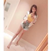 vivian19941008 taking a selfie