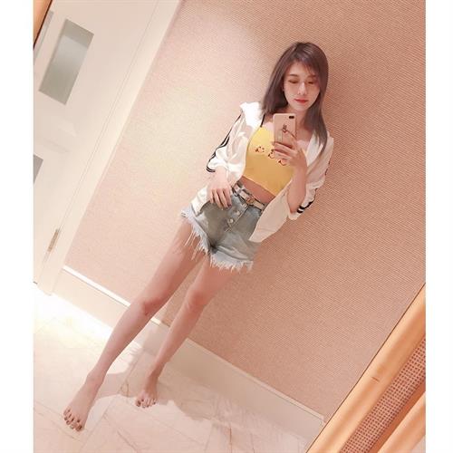 vivian19941008 taking a selfie