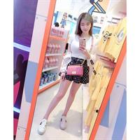 vivian19941008 taking a selfie