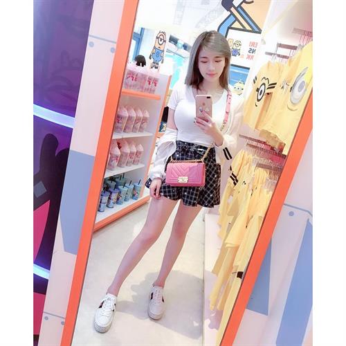 vivian19941008 taking a selfie